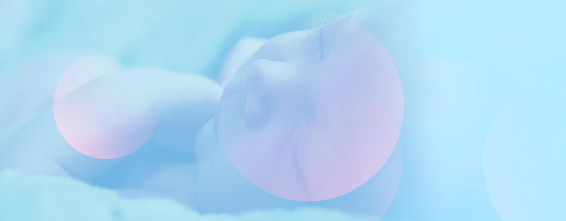 Neugeborenes Kind das schläft VELNATAL® plus mit Quatrefolic® Produkt