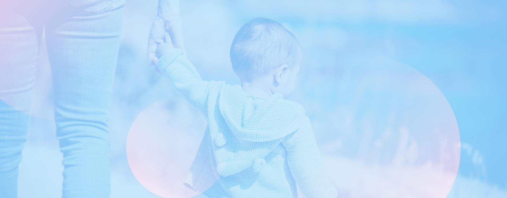 Kleinkind läuft an der Hand als Hintergrundbild für Kinderwunsch und Babyplanung