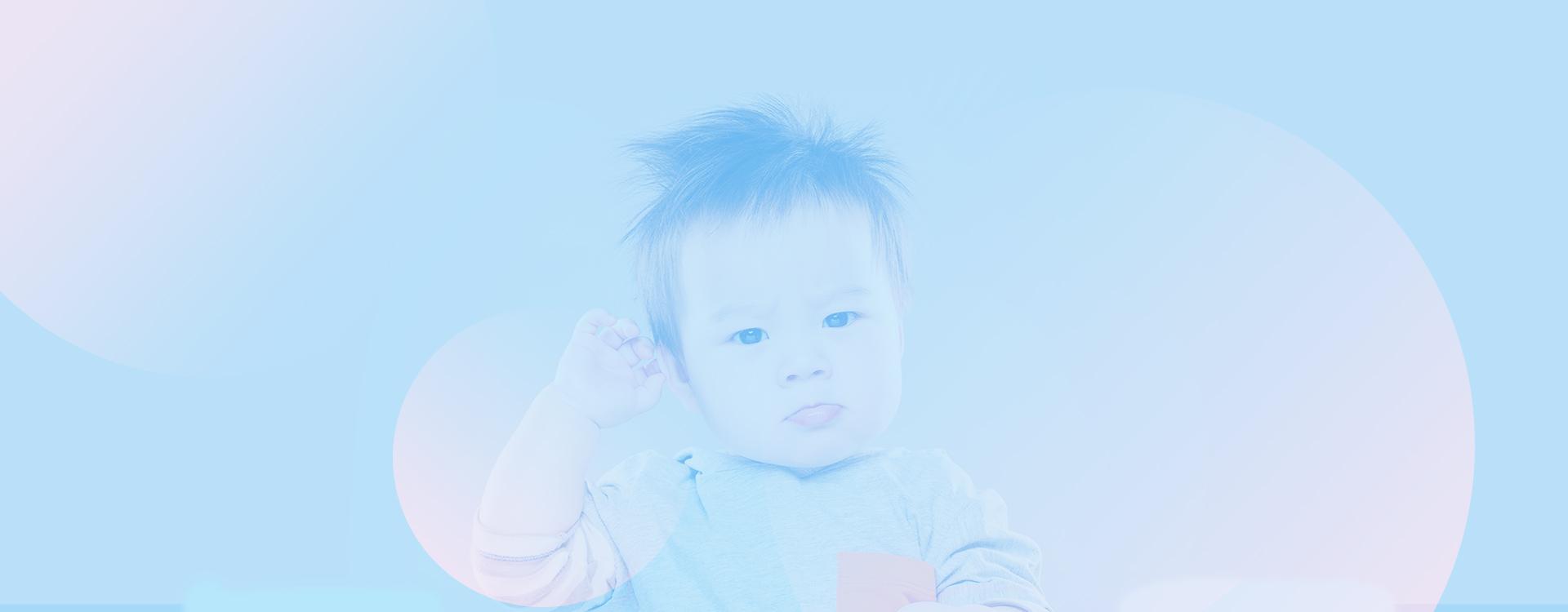 Kleinkind mit strubbeligen Haaren und skeptischem Blick als Hintergrundbild für FAQ-Bereich